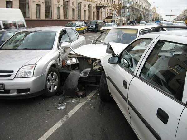 ​В Гродненской области девушка повредила чужой автомобиль, после чего скрылась с места преступления